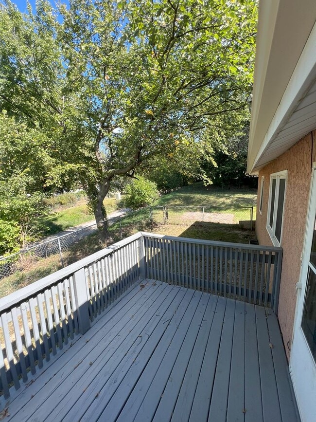 Building Photo - Bright & Spacious 3-Bedroom Duplex Unit on...