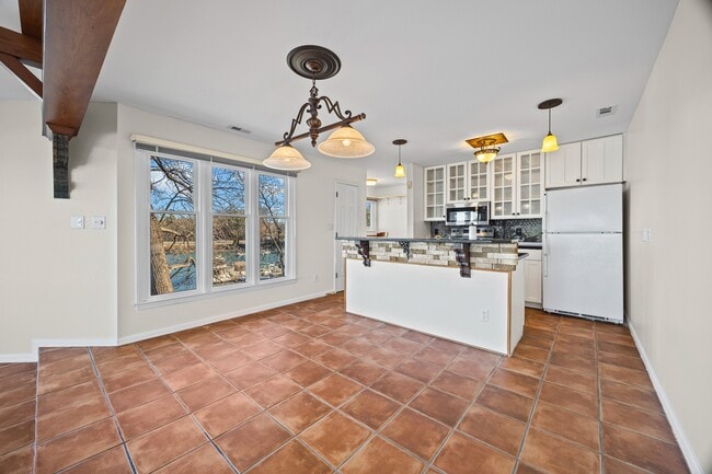 Building Photo - 372 Northwest Dr