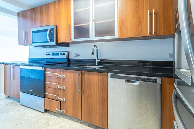 Building Photo - 7501 E Treasure Dr