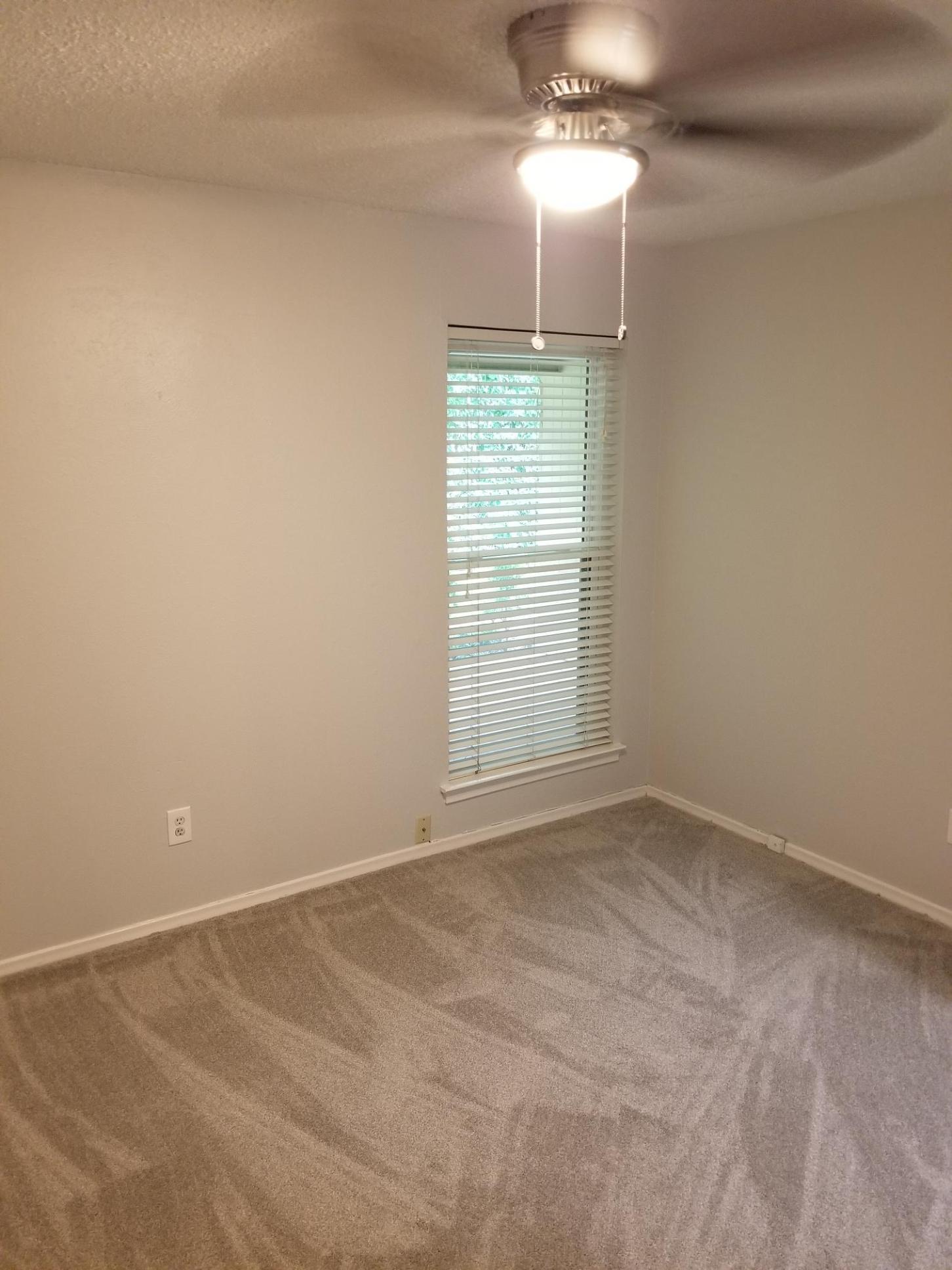 Building Photo - 2430 Lakeview Cir