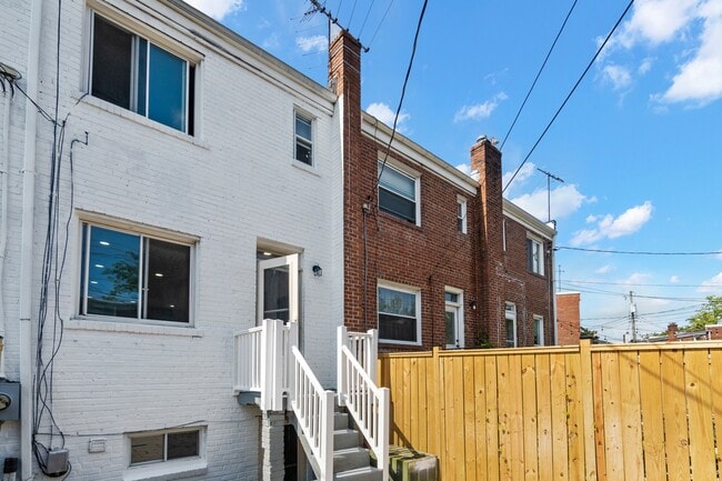 Building Photo - 3005 Fulton St