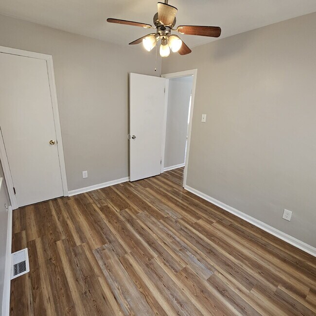 Building Photo - 2-Bedroom Ranch, Spacious Living Room, New Flooring, Kitchen with All Appliances, Laundry