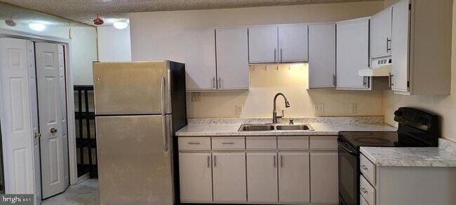 Building Photo - 11601 Lighthouse Dr