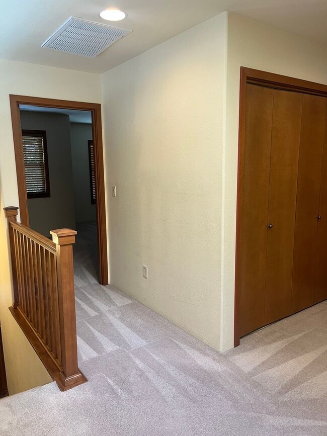 Building Photo - 3 Bedroom 2.5 Bath Townhouse