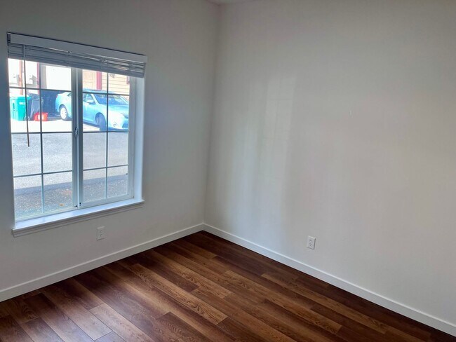 Building Photo - Super Crisp 2 Bedroom w/2 car attached garage