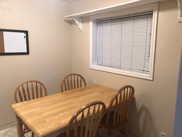 Dining Area - 72 880 N