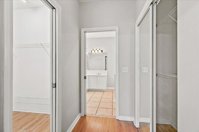 Building Photo - Lovely contemporary home in popular South Jax Beach!