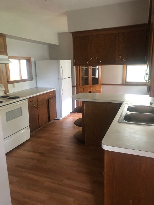 Building Photo - LARGE 3BED/1BATH/GARAGE/YARD - SINGLE FAMI...