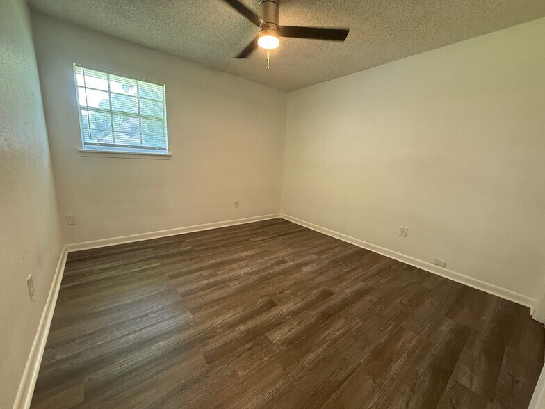 Building Photo - 107 Zilia St