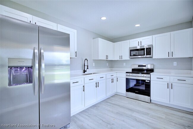 Building Photo - 1527 Chatsworth St