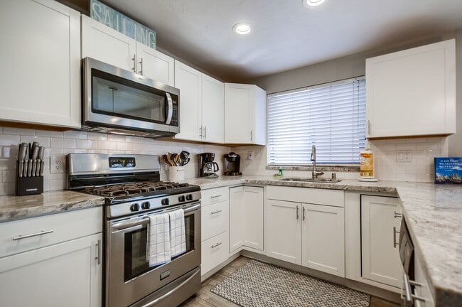 Building Photo - 824 Island Ct