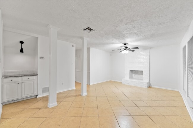 Building Photo - 4927 Glendower Dr