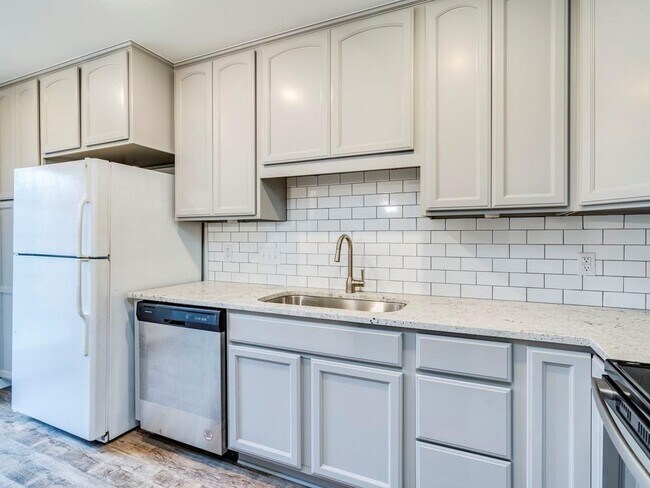 Building Photo - 8305 Summer Side Dr