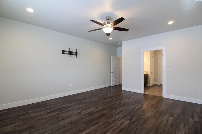 Building Photo - 4 Bed/2 Bath Home in Richland