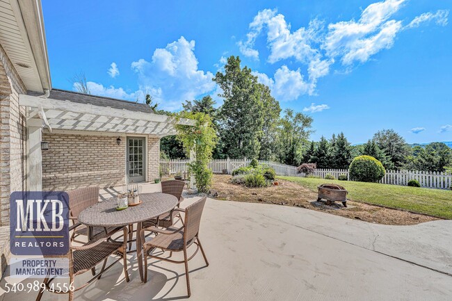 Building Photo - 7621 Nandina Dr