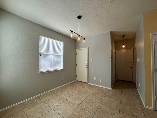 Building Photo - Great 3/2.5 Townhouse in Great Location