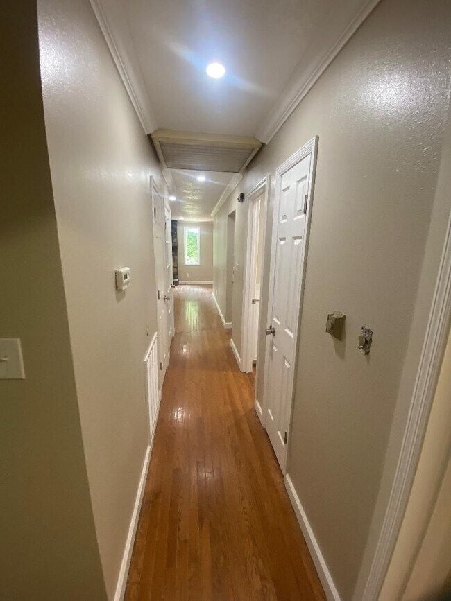 Building Photo - 1305 Sun Cir