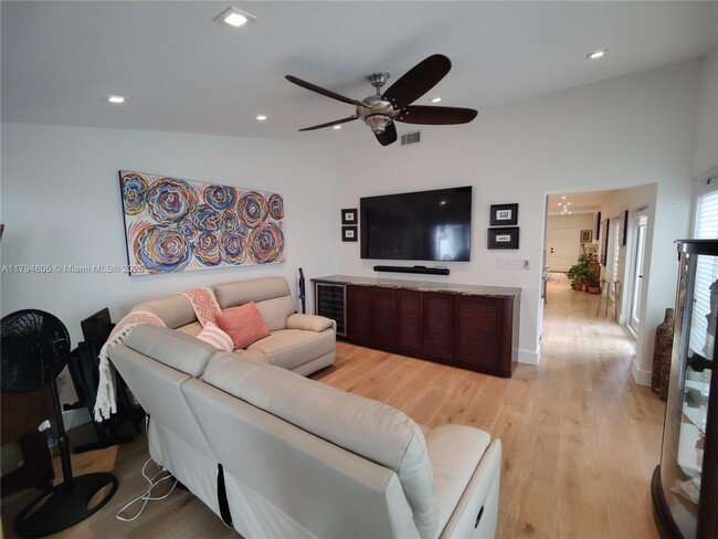 Building Photo - 1823 S Bayshore Ln