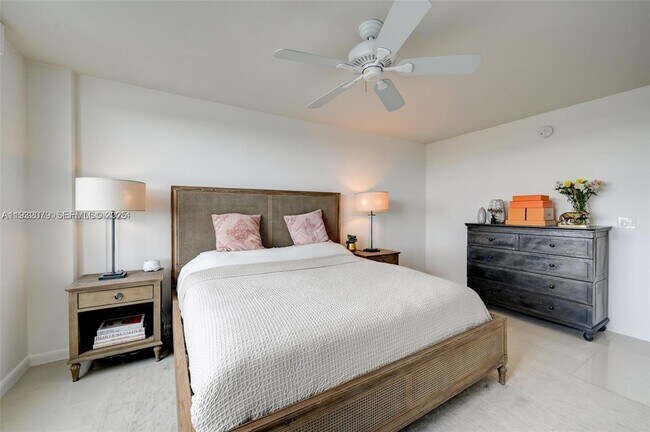 Building Photo - 5600 Collins Ave