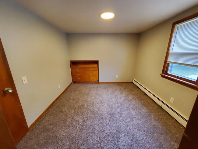 Building Photo - Charming 4-Bedroom Property in Prime Location