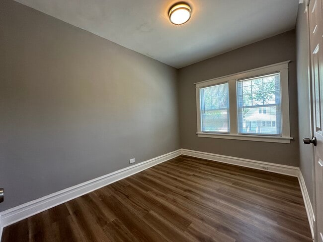 Building Photo - 10610 S La Salle St