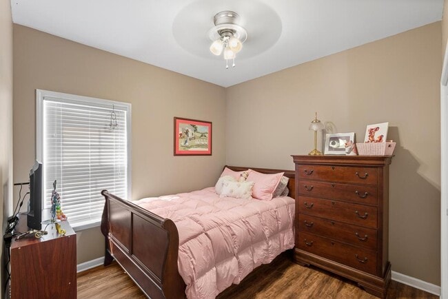 Building Photo - 220 Maplecliff Dr