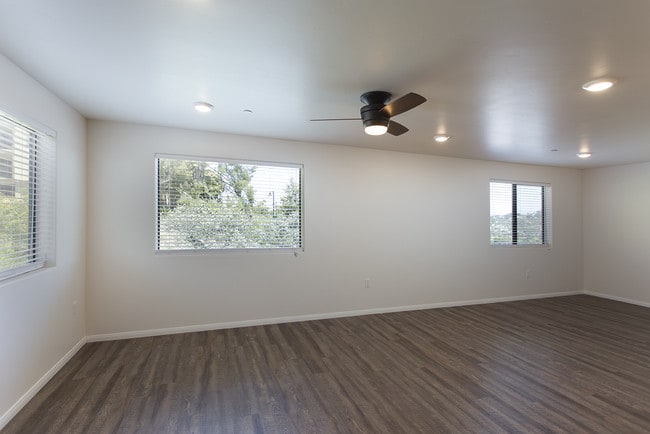 Building Photo - OPEN HOUSE: 1/31 10-11AM  4 Bed with 2 Car Garage & Washer/Dryer in Unit