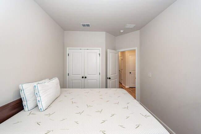 Building Photo - 4 Bedroom, 3.5 Bathroom Townhome in The Marshes at Cooper River - Charleston