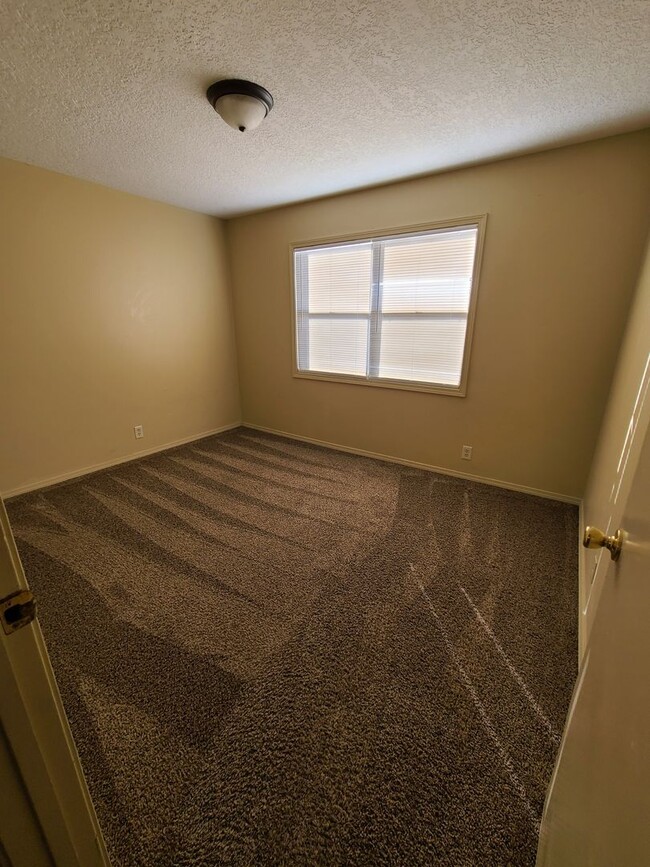 Building Photo - Large Two Bedroom Apt