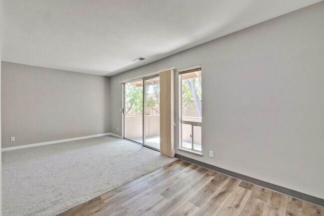 Building Photo - Wonderfully Remodeled 2 Bed, 1 Bath Condo w/ In Unit Laundry