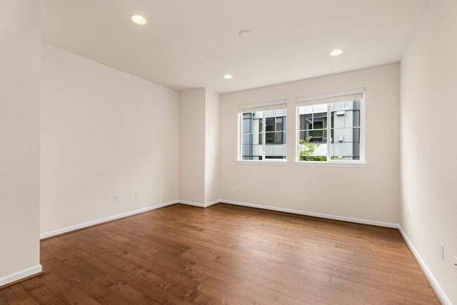 Building Photo - Modern Townhome with Garage in High Point Community