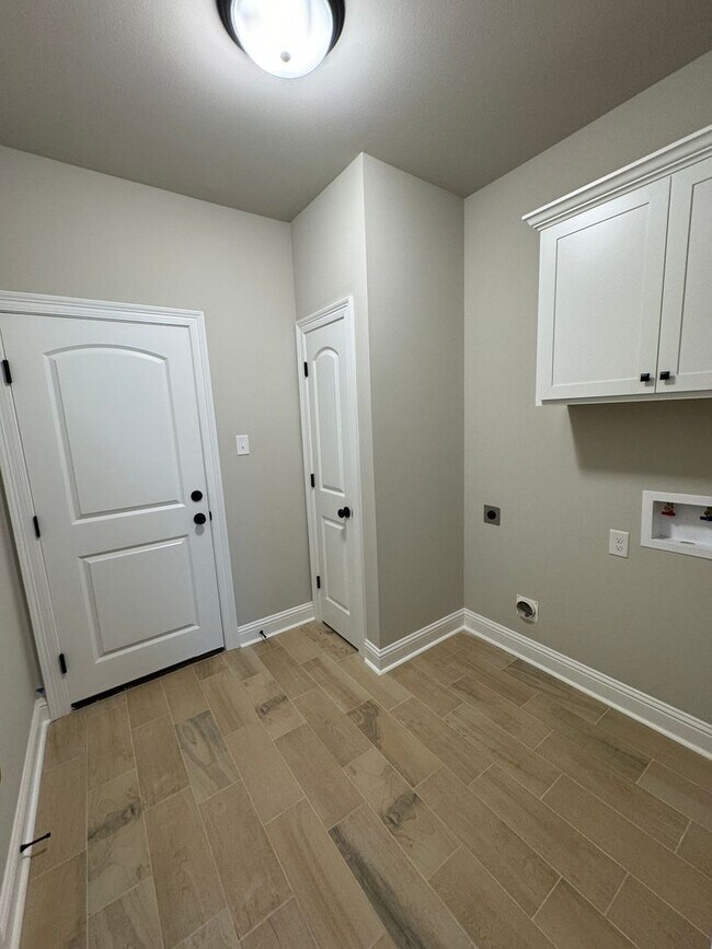 Building Photo - Like New Construction in Haughton...