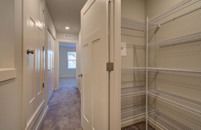 Building Photo - Immaculate Ridgefield Townhome