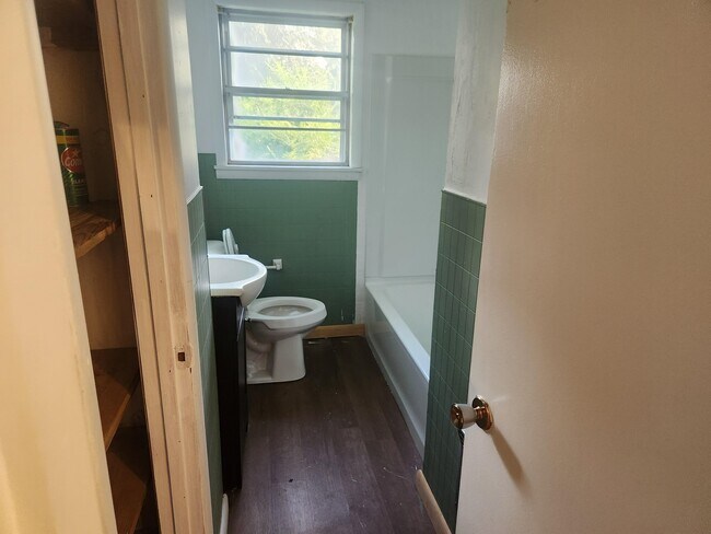 Building Photo - 104 W Searcy St