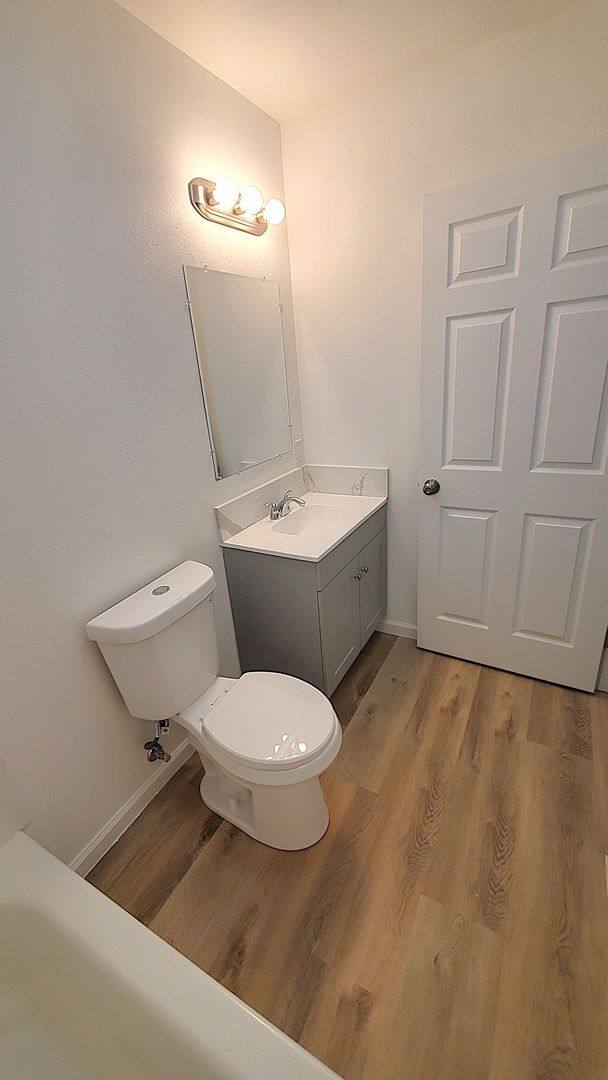 Building Photo - Just remodeled 2 bedrooms and 2 full bathrooms apartment.