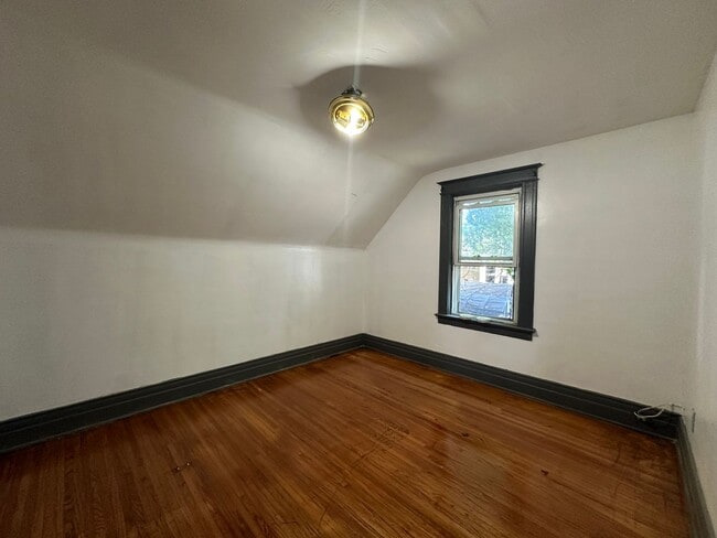 Building Photo - NICE 3 BEDROOMS WITH FULL BATH MOVE-IN READY!