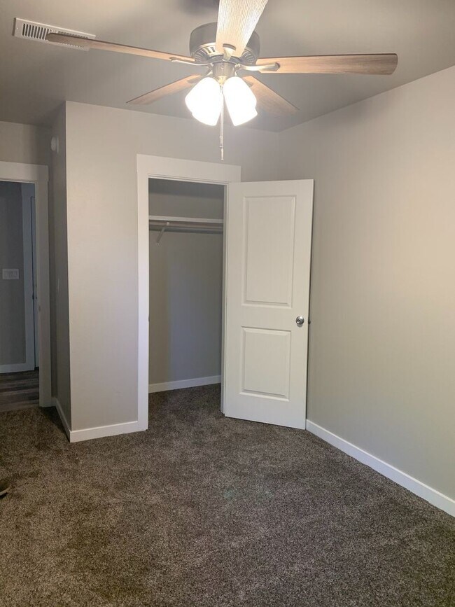 Building Photo - FULLY REMODELED Large 4/2, Close to Enloe and Chico State