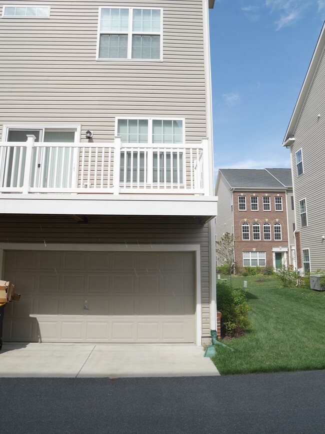 Building Photo - Stunning 3 Bedroom End Unit Townhome
