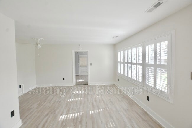 Building Photo - 2 Rosedale Dr