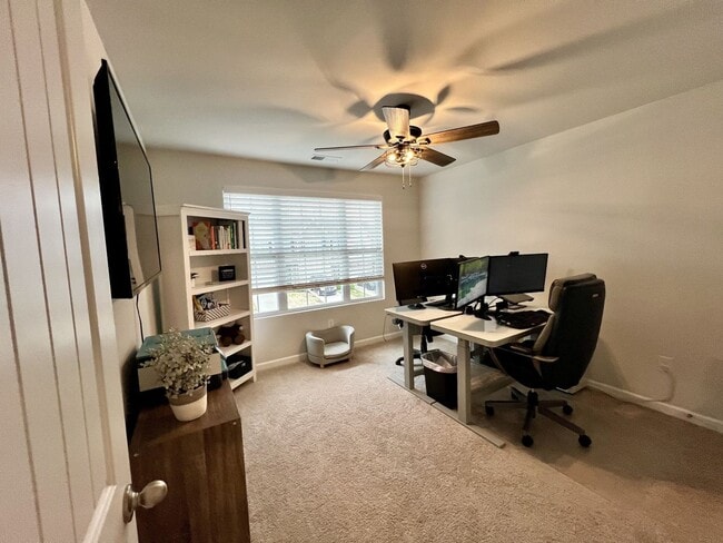 Building Photo - FOR LEASE: END UNIT TOWNHOME LOCATED IN LE...