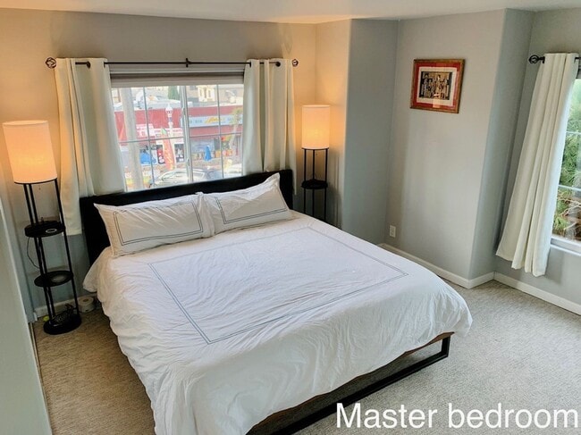 Building Photo - 3 bed updated OB townhome, near beach