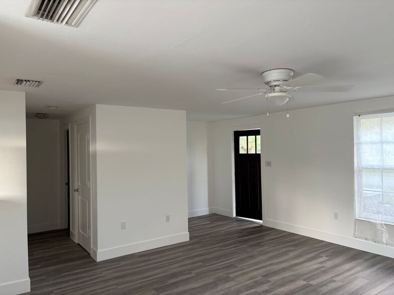 Building Photo - Spacious 2/2 with a garage available until end of December