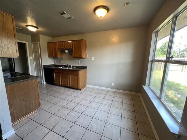Building Photo - 3607 Crescent Dr