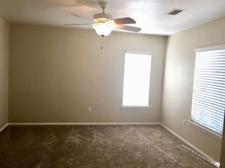 Primary bedroom - 197 Whitehaven Cir