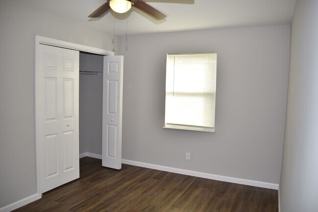 Building Photo - Quite peaceful 2 Bed, 1 Bath Duplex in Panama, FL - Perfect for Cozy Living!