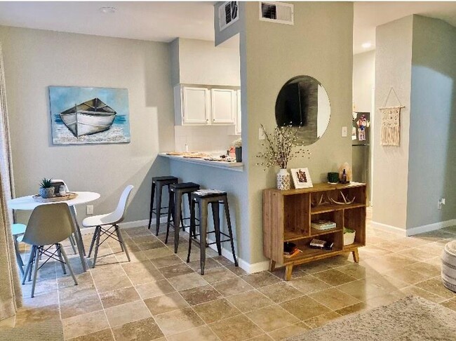 Primary Photo - 2121 El Paseo St
