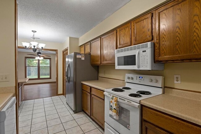 Building Photo - Cul-de-Sac Homesite! Tons of Room!