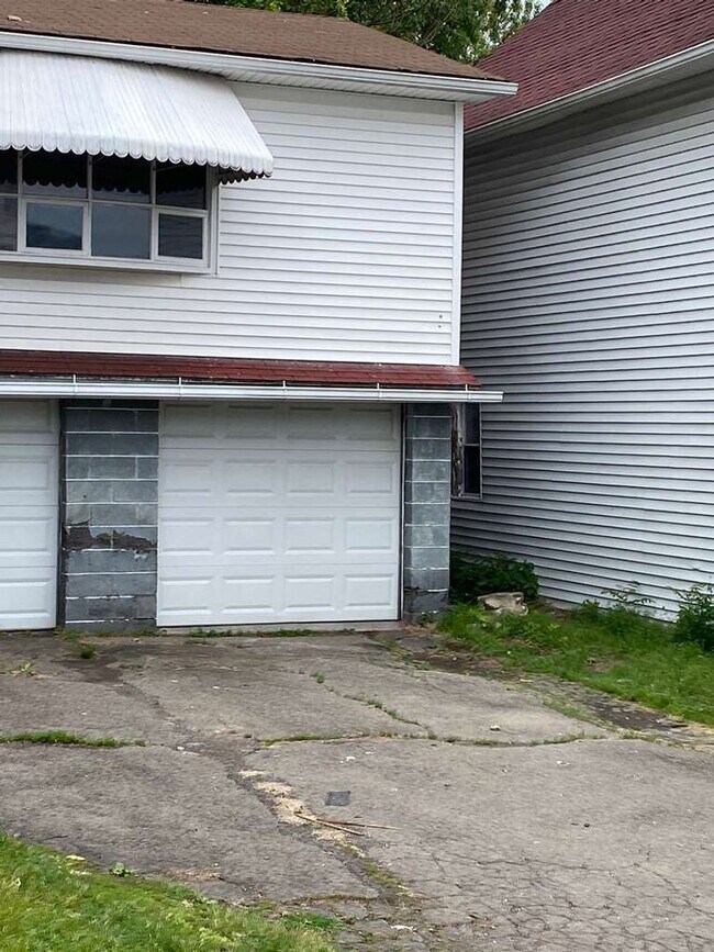 Building Photo - 928 Clearview St