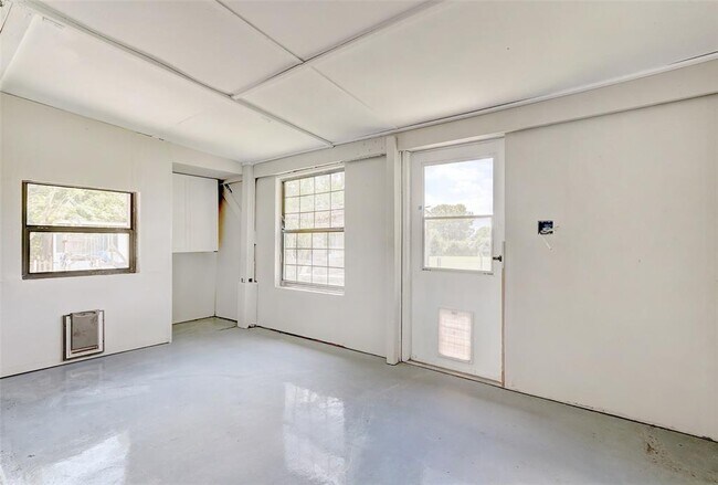 Building Photo - 820 Stadium Dr