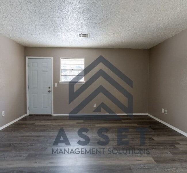 Building Photo - Spacious 5-Bedroom Home Near Tinker AFB and Local Parks